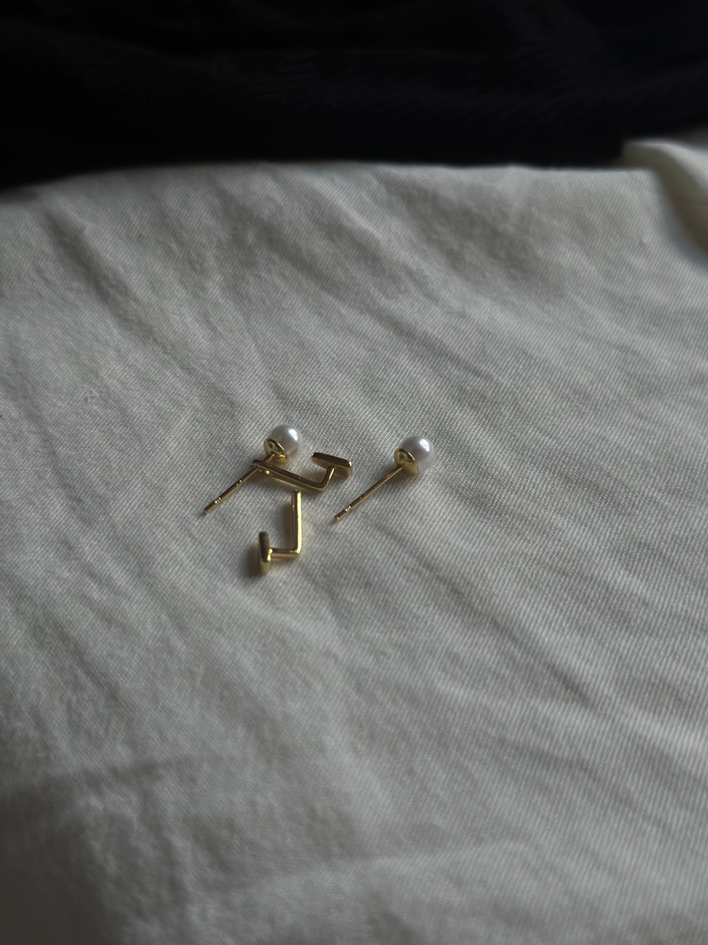 Pearl bar earring