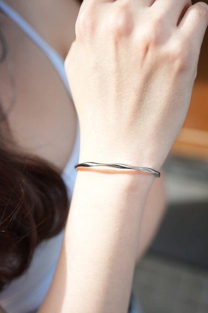 Gentle Wave Bracelet