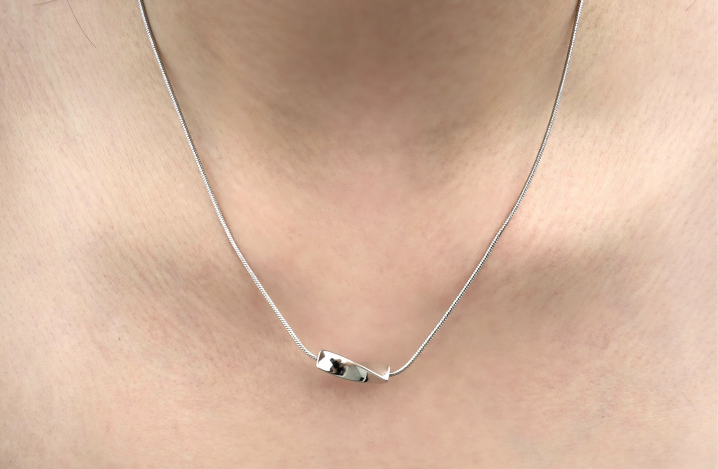 Lucid Bar necklace