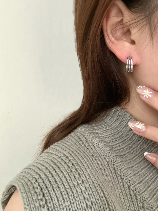 Fang circle earring