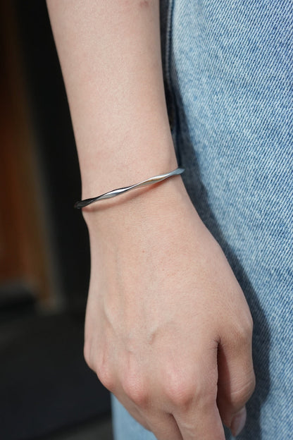 Gentle Wave Bracelet