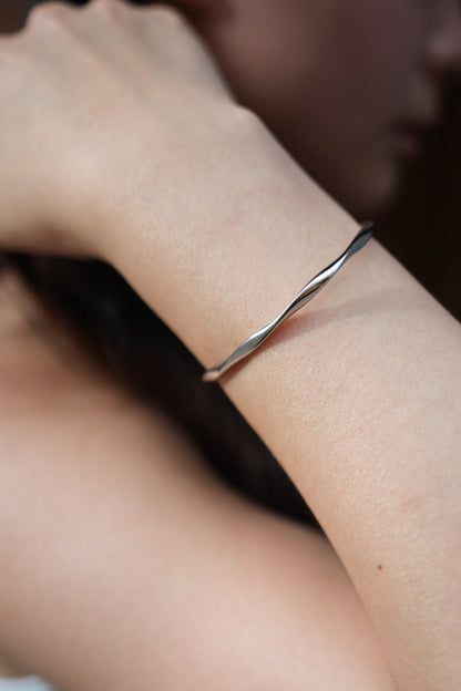 Gentle Wave Bracelet