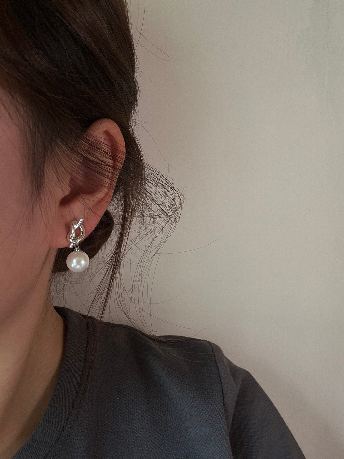 Luna pearl earring