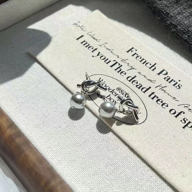 Luna pearl earring