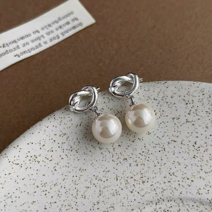Luna pearl earring